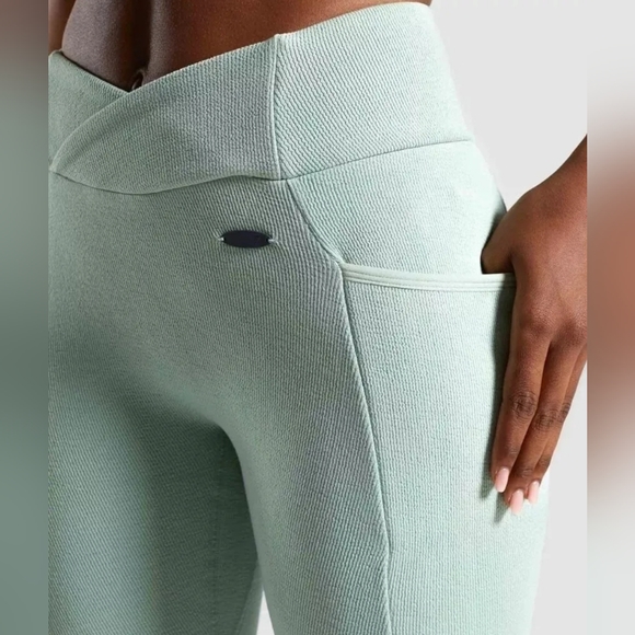 Gymshark Leggings Poise Cropped With Side Pockets In Pistachio Ice XS - Picture 6 of 12